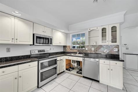 220 SE 10th Street Pompano Beach FL 33060
