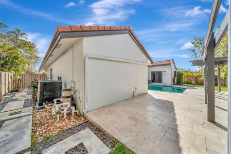 5368 NW 64 Way Coral Springs FL 33067