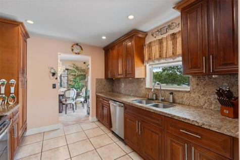 961 SW 98th Avenue Pembroke Pines FL 33025
