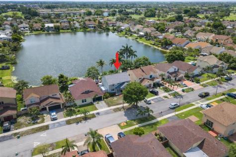 961 SW 98th Avenue Pembroke Pines FL 33025