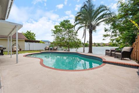 961 SW 98th Avenue Pembroke Pines FL 33025