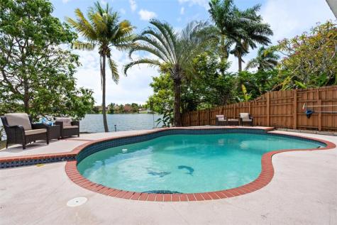 961 SW 98th Avenue Pembroke Pines FL 33025