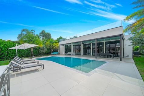 19 Gatehouse Road Sea Ranch Lakes FL 33308