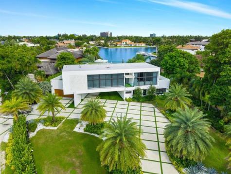 19 Gatehouse Road Sea Ranch Lakes FL 33308
