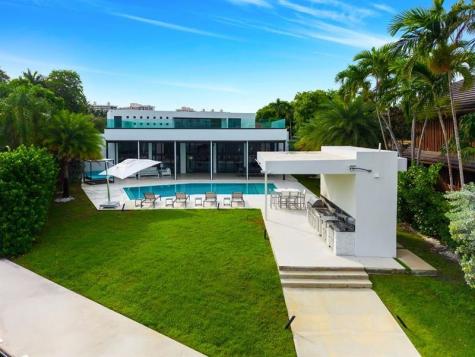 19 Gatehouse Road Sea Ranch Lakes FL 33308
