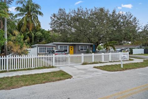 5829 Hayes Street Hollywood FL 33021