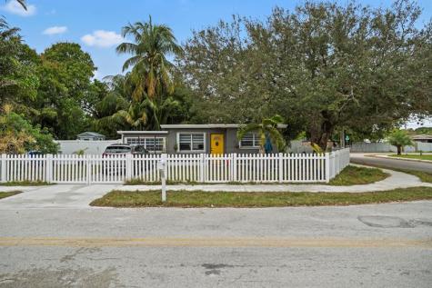 5829 Hayes Street Hollywood FL 33021
