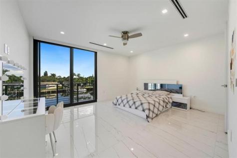 2581 NE 50th Street Lighthouse Point FL 33064