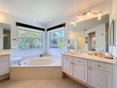 1673 Victoria Pointe Circle Weston FL 33327