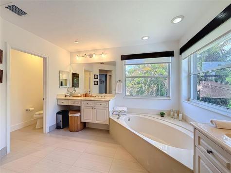 1673 Victoria Pointe Circle Weston FL 33327