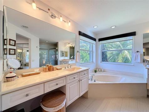 1673 Victoria Pointe Circle Weston FL 33327