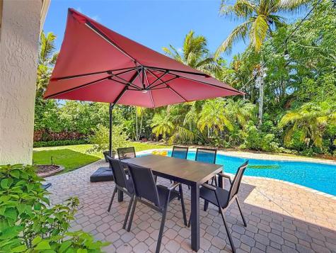 1673 Victoria Pointe Circle Weston FL 33327