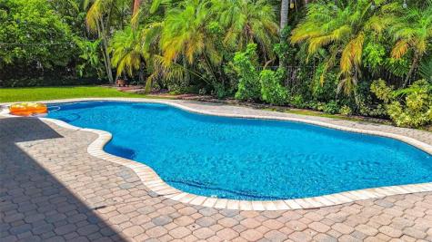 1673 Victoria Pointe Circle Weston FL 33327