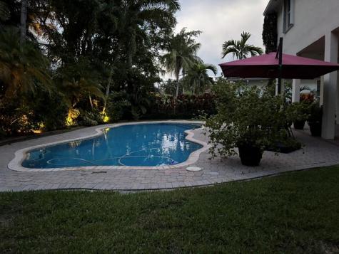 1673 Victoria Pointe Circle Weston FL 33327