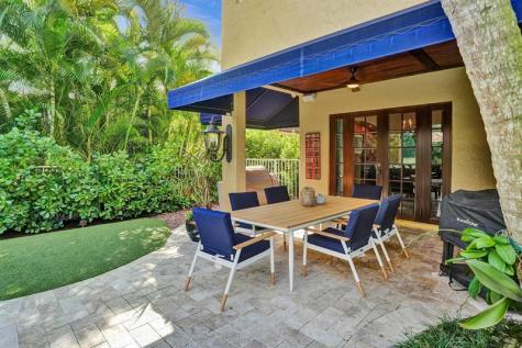 1649 Victoria Pointe Circle Weston FL 33327