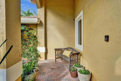 1649 Victoria Pointe Circle Weston FL 33327