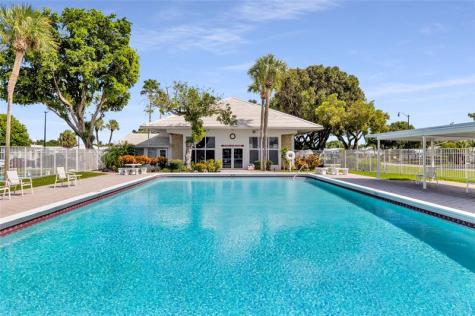 2711 NW 4th Avenue Pompano Beach FL 33064