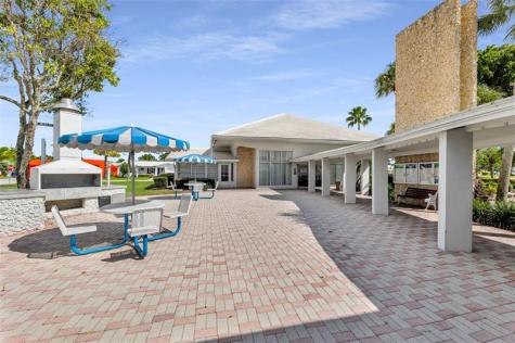 2711 NW 4th Avenue Pompano Beach FL 33064