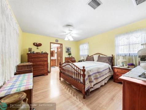 7121 NW 11th Court Plantation FL 33313