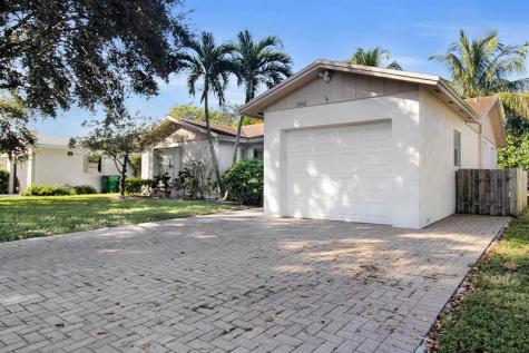 2440 NW 98th Lane Coral Springs FL 33065