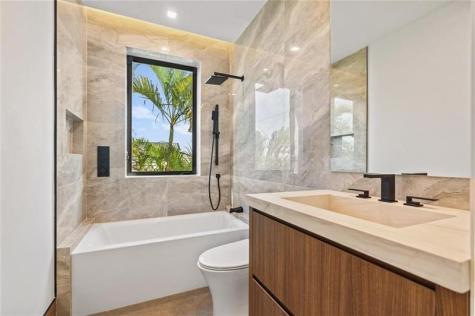 2441 NE 48th Court Lighthouse Point FL 33064