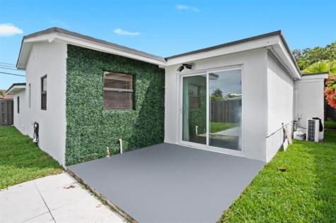 48 SE 7th Street Hollywood FL 33004