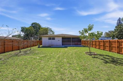 5015 SW 18th Street West Park FL 33023
