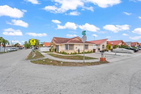 2597 W 73rd Place Hialeah FL 33016