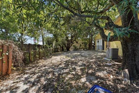 4925 E 9th Court Hialeah FL 33013
