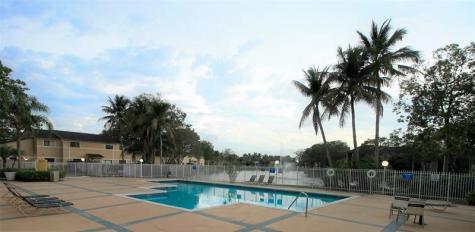 9477 Palm Circle Pembroke Pines FL 33025