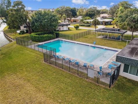5704 S Travelers Palm, Lane Tamarac FL 33319