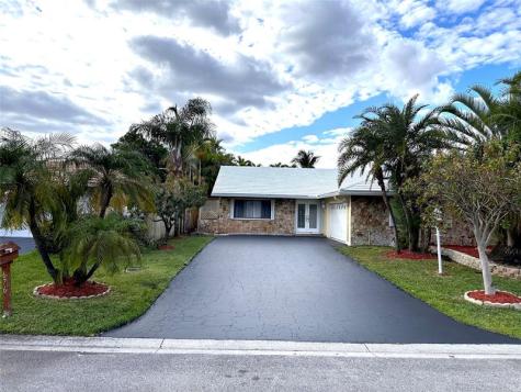 676 NW 107th Lane Coral Springs FL 33071