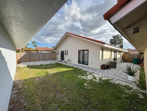 8455 NW 190th Terrace Hialeah FL 33015