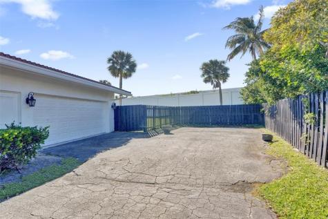 26 Cayuga Road Sea Ranch Lakes FL 33308