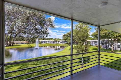 3611 Oaks Clubhouse Drive Pompano Beach FL 33069