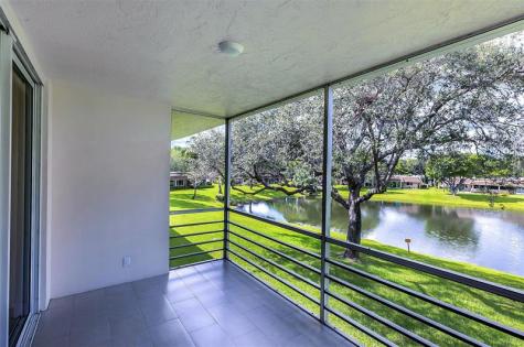 3611 Oaks Clubhouse Drive Pompano Beach FL 33069