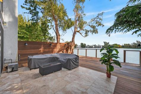 4945 SW 71 Place Miami FL 33155