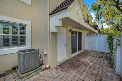 4550 SW 68th Court Circle Miami FL 33155