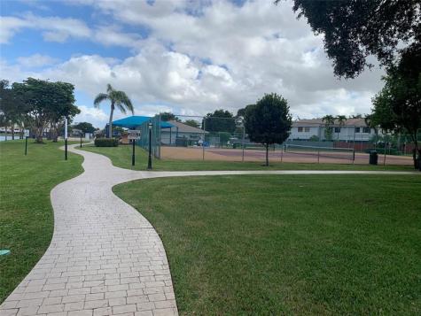 312 NW 106th Te Pembroke Pines FL 33026