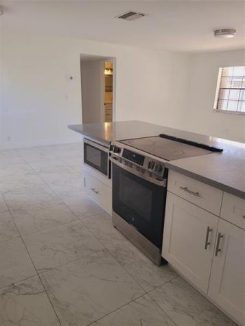 770 NE 38 Oakland Park FL 333334