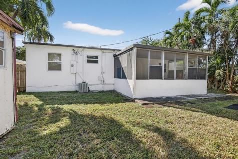 642 SW 11th Street Hallandale Beach FL 33009