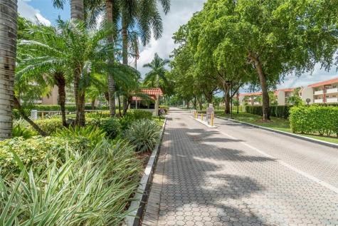 9523 S Hollybrook Lake Drive Pembroke Pines FL 33025
