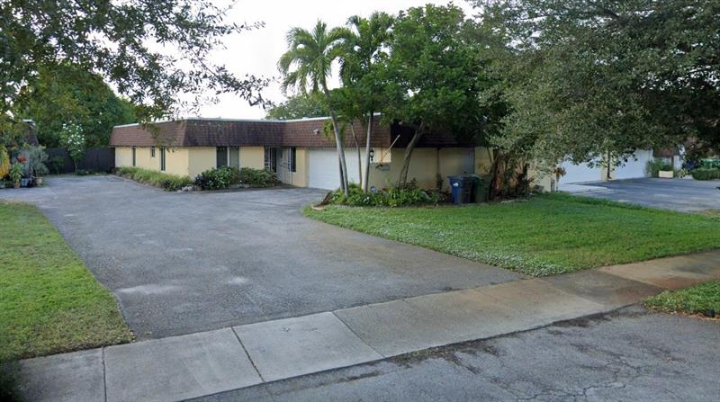 19112 W Lake Hialeah FL 33015