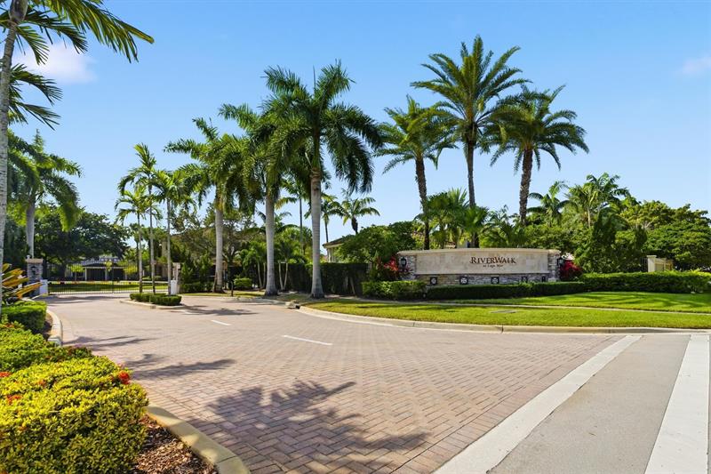 126 Riverwalk E Circle Plantation FL 33325