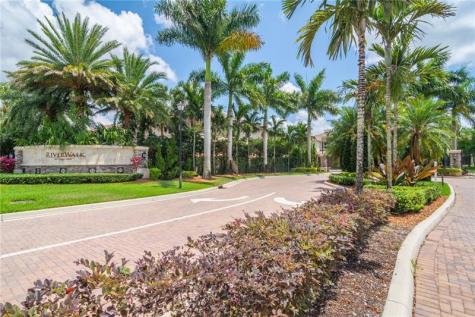 126 Riverwalk E Circle Plantation FL 33325