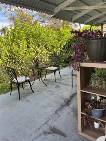 735 NE 37th Street Oakland Park FL 33334