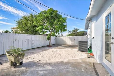 1389 W 33 Riviera Beach FL 33404