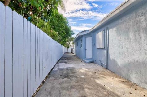 1389 W 33 Riviera Beach FL 33404