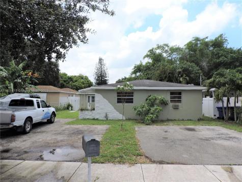 5645 Pierce Street Hollywood FL 33021