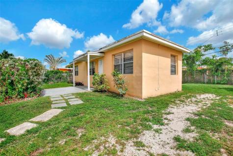 5620 SW 40th Court West Park FL 33023